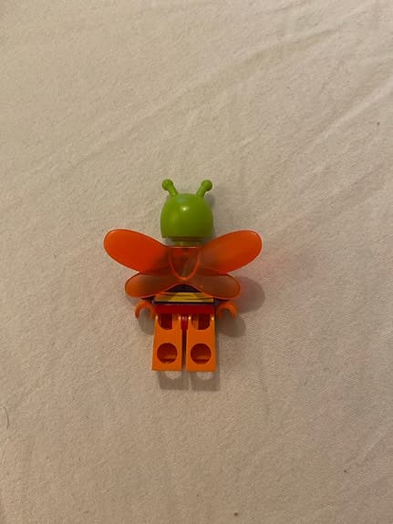 LEGO DC minifigur med grönt huvud och orange vingar Mothman