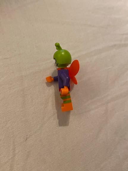 LEGO DC minifigur med grönt huvud och orange vingar Mothman