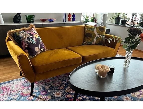 Härligt senapsgul soffa i retrostil, nyskick.