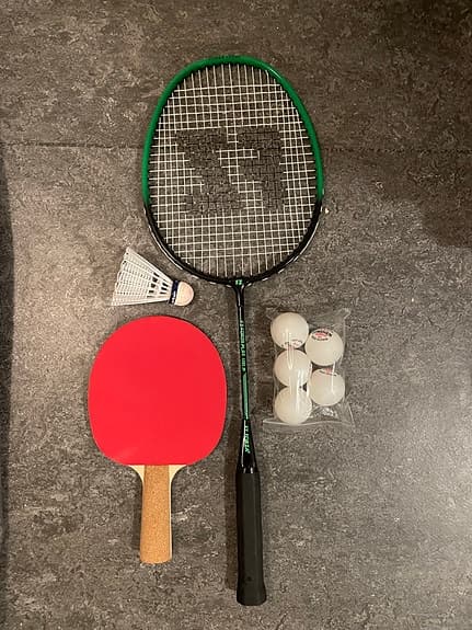 Set med badmintonracket, pingisrack, fjäderboll och pingisbollar