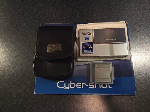 Sony Cyber‑shot DSC‑T7 – Fint skick + originalkartong + väska + extra batteri