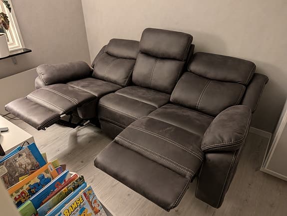 Grå reclinersoffa 3-sits med fällbara fotstöd