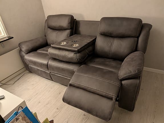 Grå reclinersoffa 3-sits med fällbara fotstöd