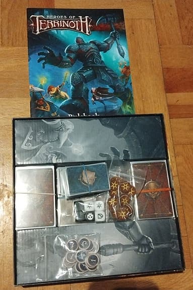 🏰 Heroes of Terrinoth + officiell neoprene spelmatta (OOP) – toppskick, komplett