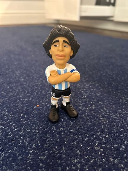 Fotbollsspelaren Maradona figur i plast blåvit