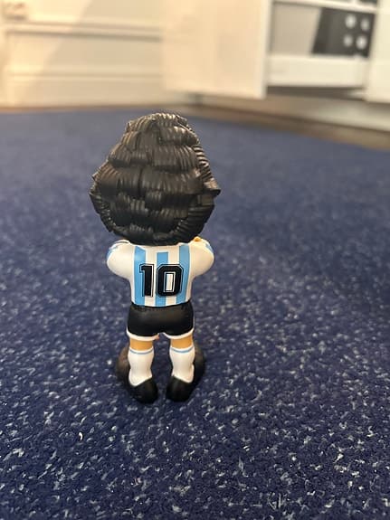 Fotbollsspelaren Maradona figur i plast blåvit