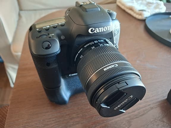 Canon 7D Mark ll inkl batterigrepp + Canon EF-S 18-55mm f/3.5-5.6 IS STM