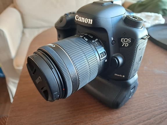 Canon 7D Mark ll inkl batterigrepp + Canon EF-S 18-55mm f/3.5-5.6 IS STM