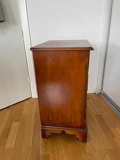 Engelsk byrå i idegran med 5 lådor