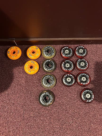 Hjul till rullskridskor och inlines blandade färger