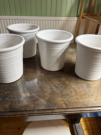 Vita krukor i keramik ca 26 cm höga