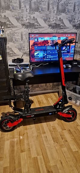 Vsett 10+ elscooter svart/röd med sadel