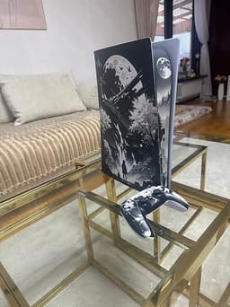 Sony Playstation 5 spelkonsol med DualSense-handkontroll svart/vit motivdesign