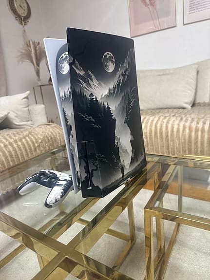 Sony Playstation 5 spelkonsol med DualSense-handkontroll svart/vit motivdesign