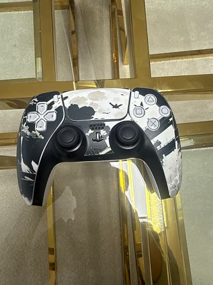 Sony Playstation 5 spelkonsol med DualSense-handkontroll svart/vit motivdesign