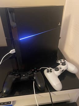 Sony Playstation 4 spelkonsol med två handkontroller svart vit