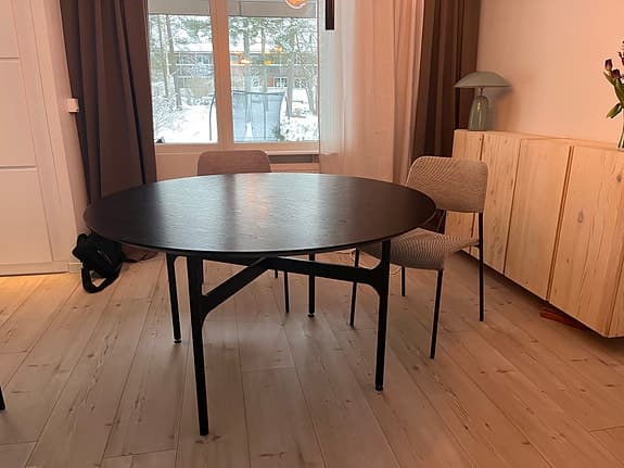 Runt matbord COLTON från Rowico Ø135 CM SVART
