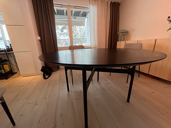 Runt matbord COLTON från Rowico Ø135 CM SVART
