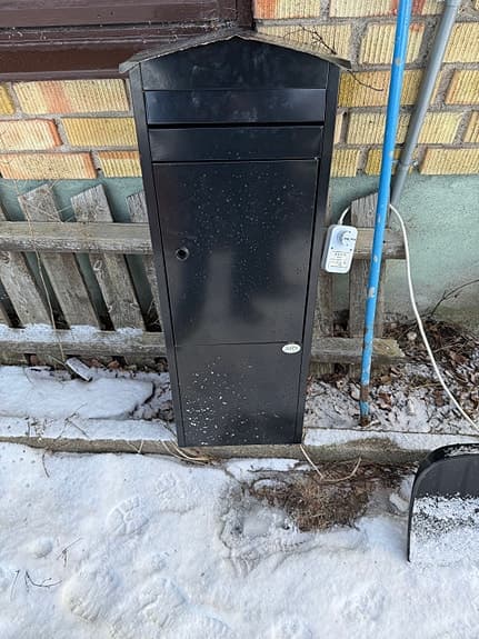 Svart postlåda stående modell