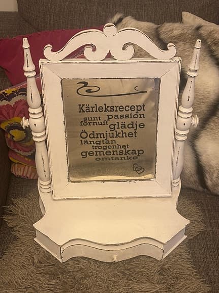 Charmigt spegelskåp i shabby chic