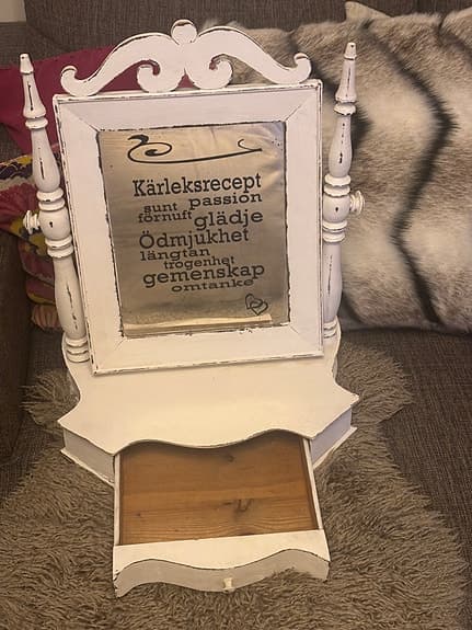 Charmigt spegelskåp i shabby chic
