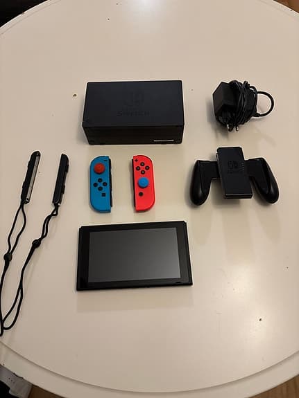 Nintendo Switch spelkonsol med Joy-Con neonröd och neonturkos