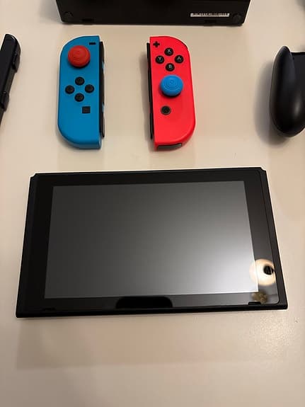 Nintendo Switch spelkonsol med Joy-Con neonröd och neonturkos