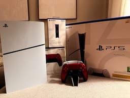 Sony Playstation 5 spelkonsol vit med handkontroll och PS5-spel