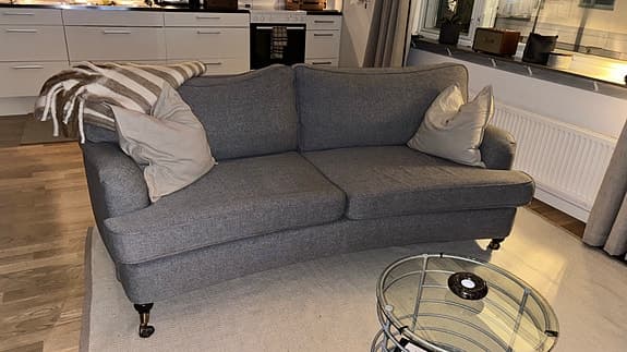 2-sits soffa från Mio – stilren, mycket skön & fint skick