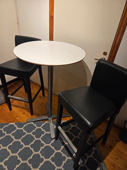 Barbord med två barstolar