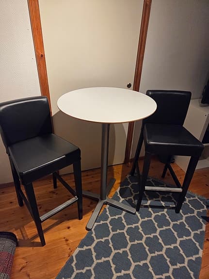 Barbord med två barstolar
