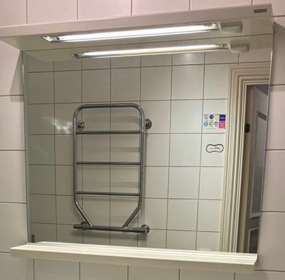 Vedum Badrumsspegel med belysning