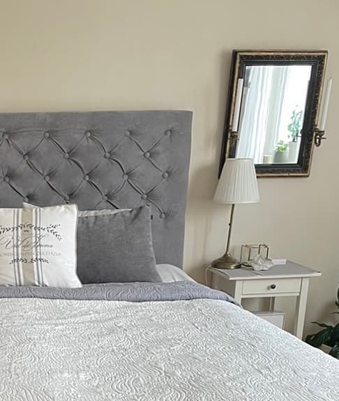 Antik guldfärgad spegel