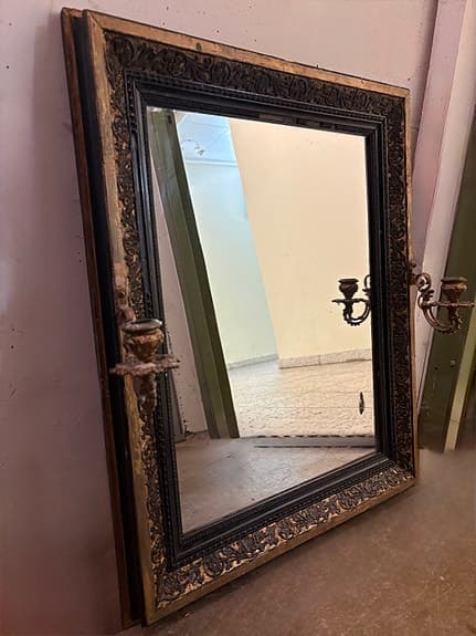 Antik guldfärgad spegel