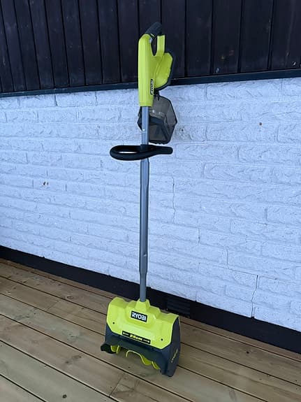 Ryobi ONE+ 18V Batteridriven Snöslunga/Snöskyffel 25 cm