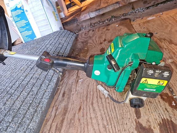 Grön bensindriven röjsåg