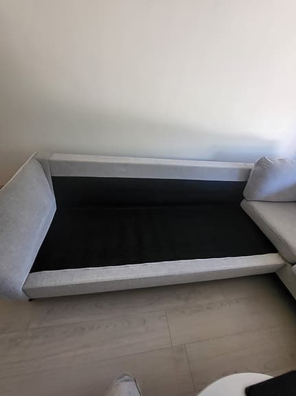 Snygg och rymlig hörnsoffa i ljusgrått – 5 500 kr