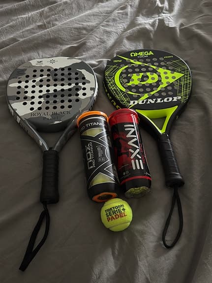 Dunlop Omega padelracket med bollar