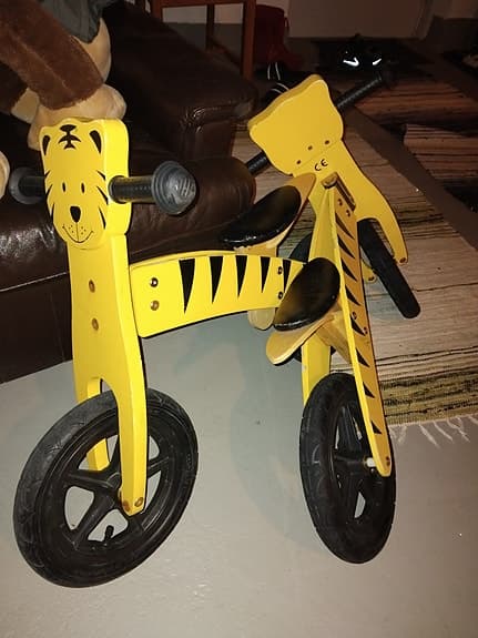 Balanscykel trä gul med tigermotiv