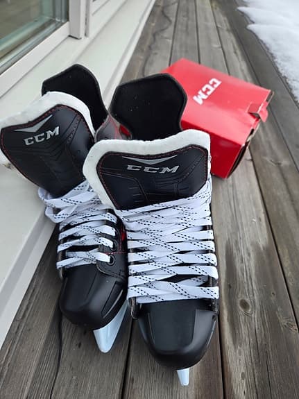 CCM 250 ishockeyskridskor barn storlek 37 svart/röd