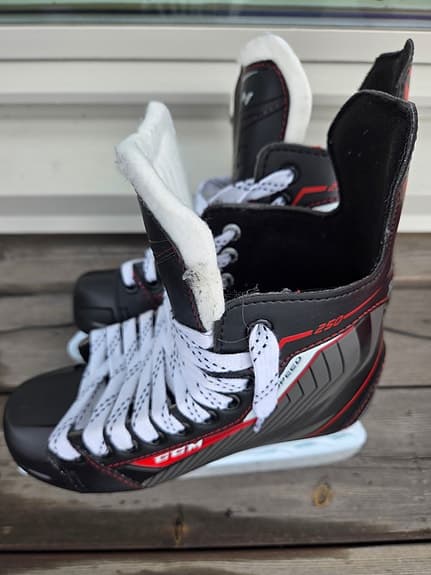 CCM 250 ishockeyskridskor barn storlek 37 svart/röd