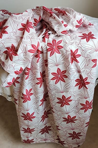 Ett par röd/vita gardiner