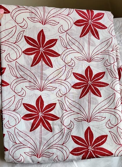 Ett par röd/vita gardiner