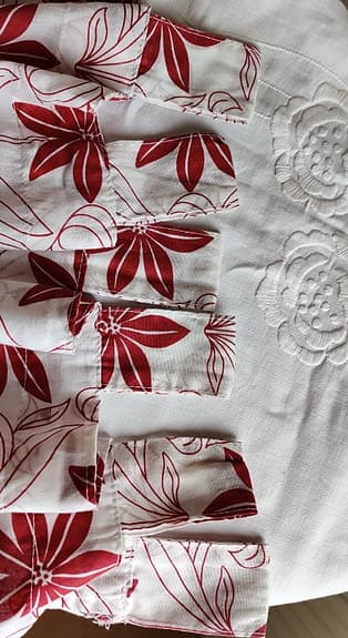 Ett par röd/vita gardiner