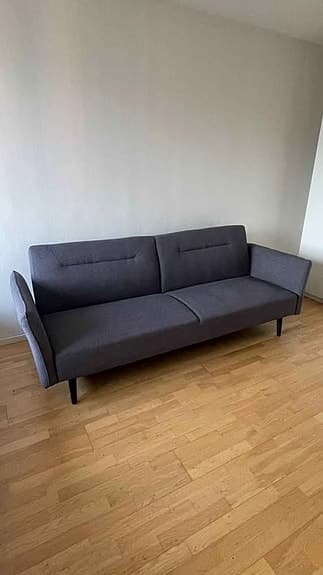 Praktisk grå bäddsoffa