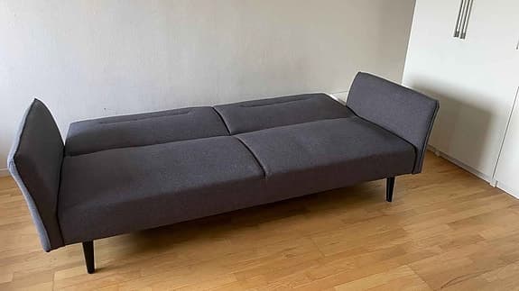Praktisk grå bäddsoffa
