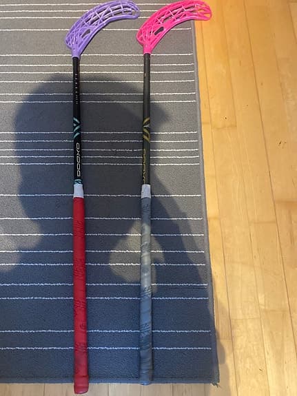 Säljer två innebandy klubbor för 440 kronor styck