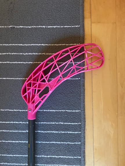 Säljer två innebandy klubbor för 440 kronor styck