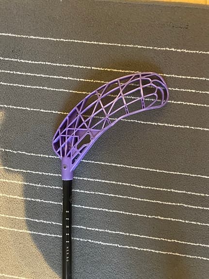 Säljer två innebandy klubbor för 440 kronor styck