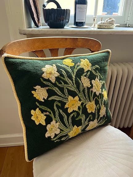 Prydnadskudde grön med broderade påskliljor